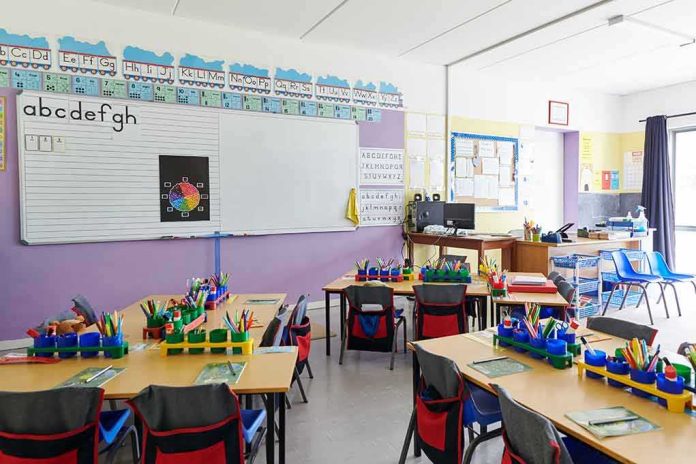 shutterstock_1447164332 Elementary classroom with arranged desks and colorful supplies
